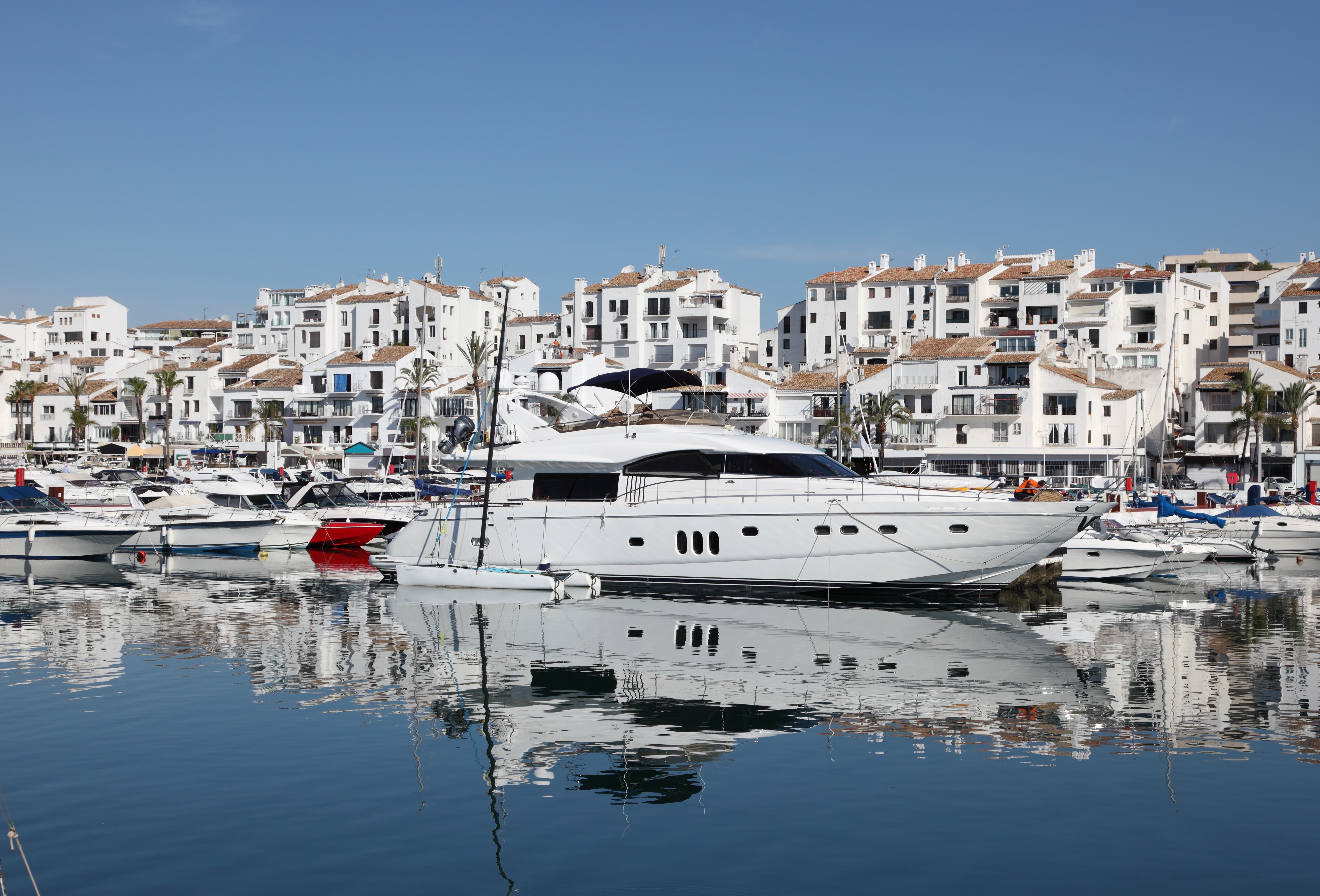 Yates de lujo en Puerto Banús