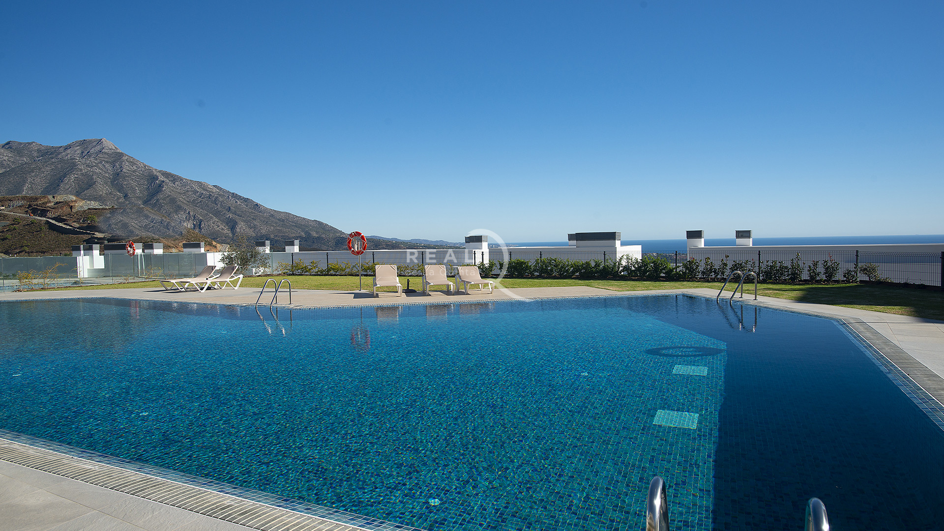 Quercus Real de La Quinta Community swimming pool