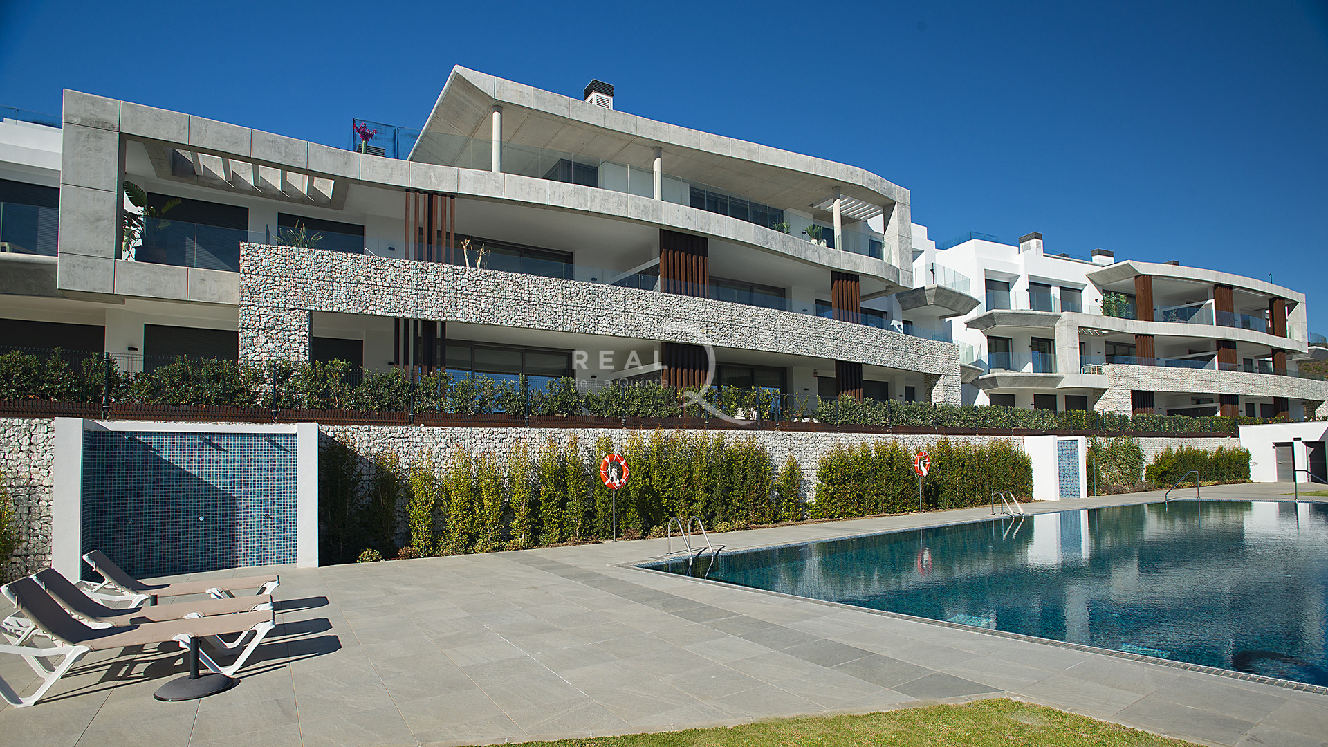 Quercus Real de La Quinta Community swimming pool