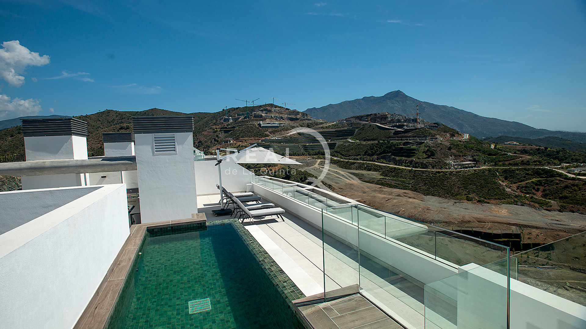 Solarium with private swimming pool