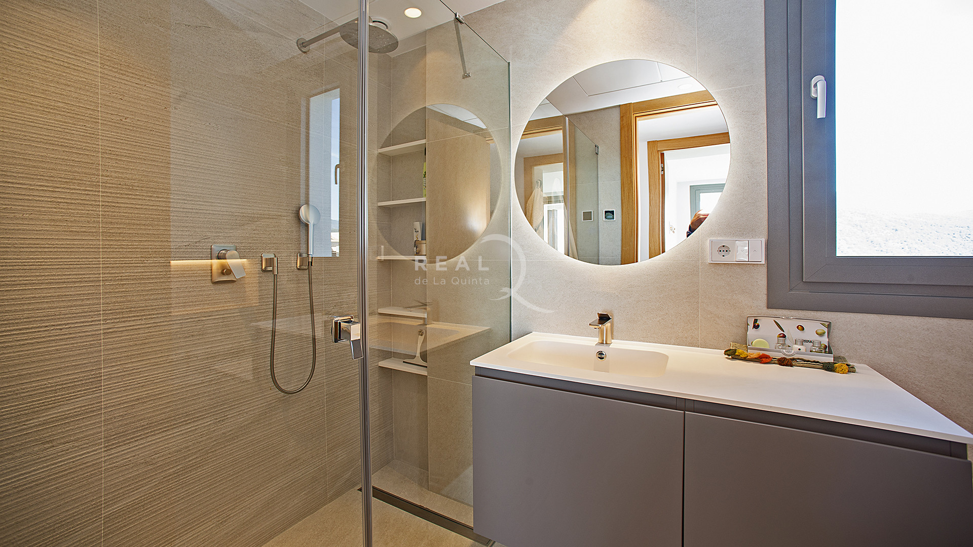 BATHROOM 2