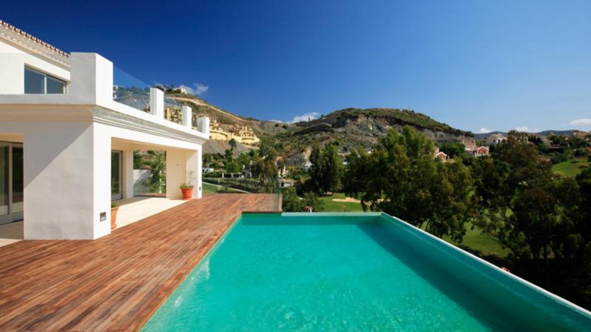 Villa de Diseño con estilo contemporáneo en exclusiva urbanización